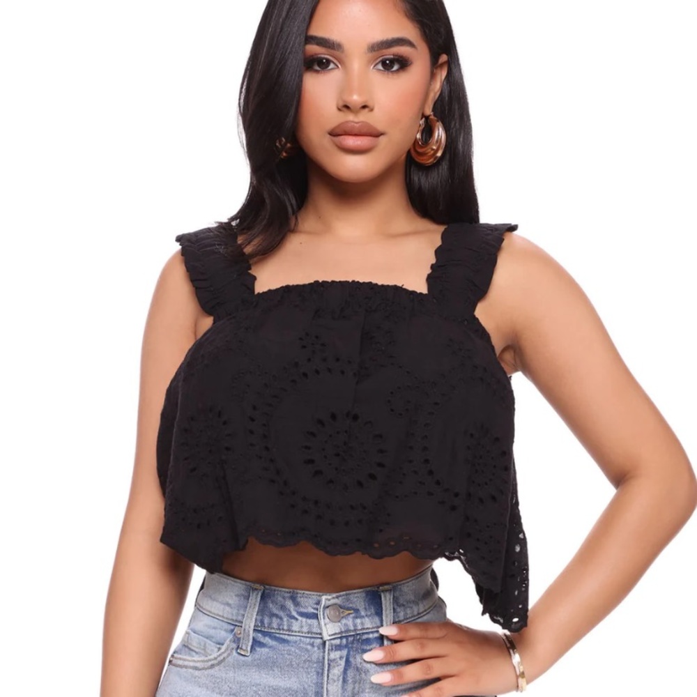 New Fashion Nova Black Eyelet
Crochet Accented Knit Cropped Top Medium